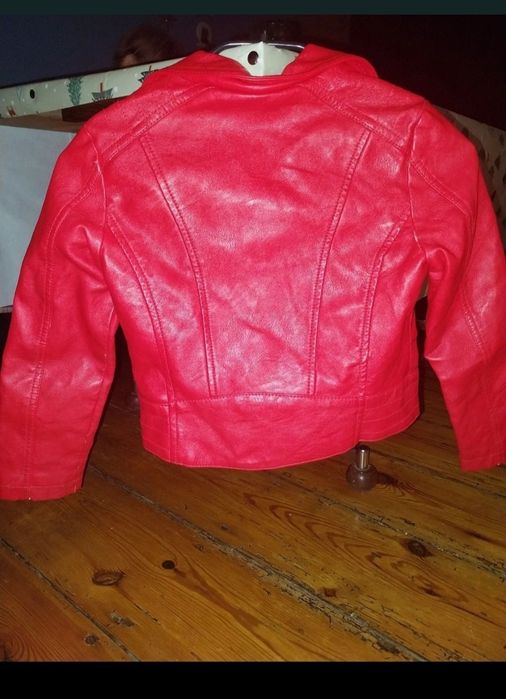 Czerwona ramoneska dla dziewczynki