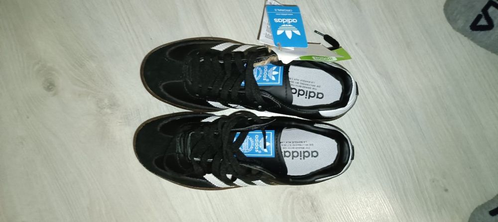 Dois tênis da adidas pretos