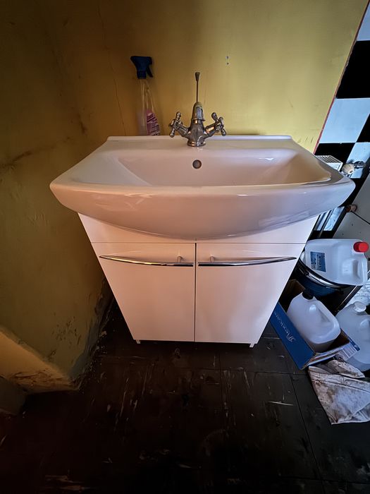 Szafka z umywalką i kranem