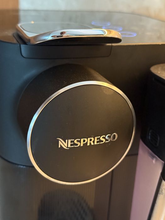 Капсульна кавоварка Delonghi Nespresso Gran Lattissima