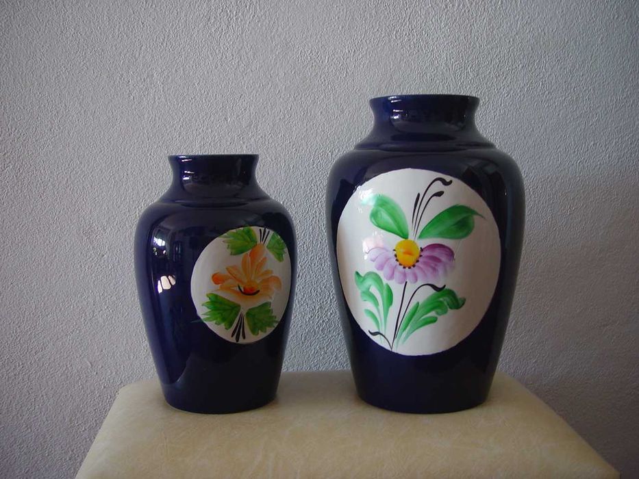 Potes decorativos com motivos florais.