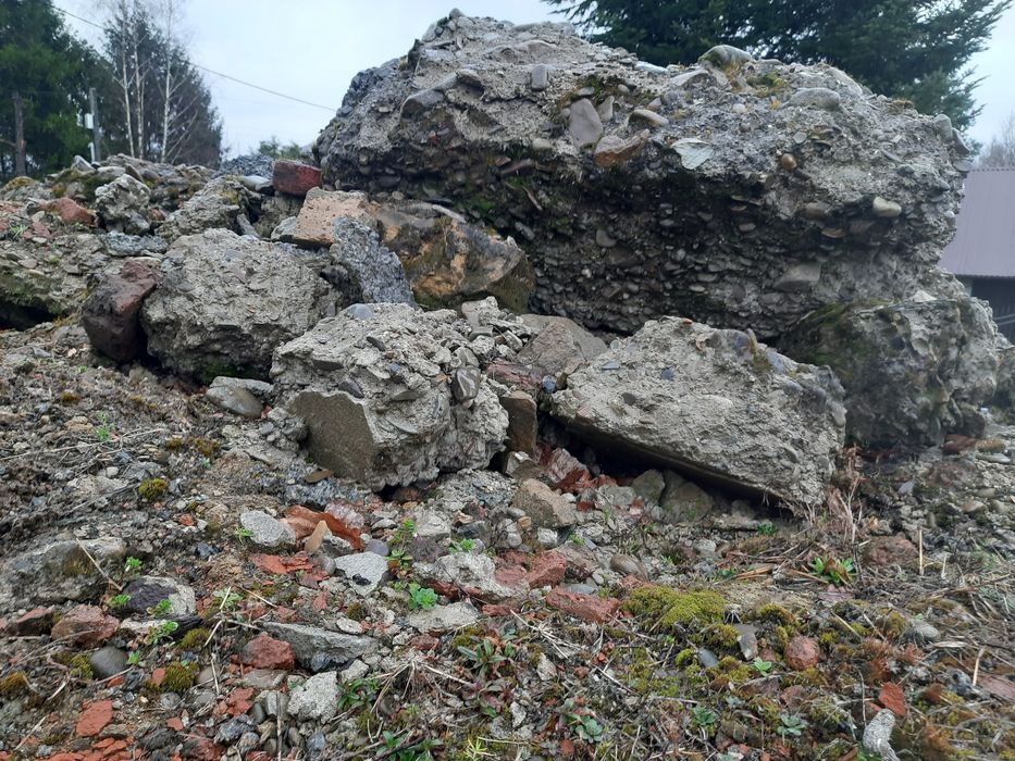 Gruz budowlany z fundamentów