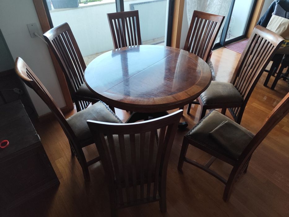 Mesa de jantar em raíz de nogueira com jogo de 7 cadeiras