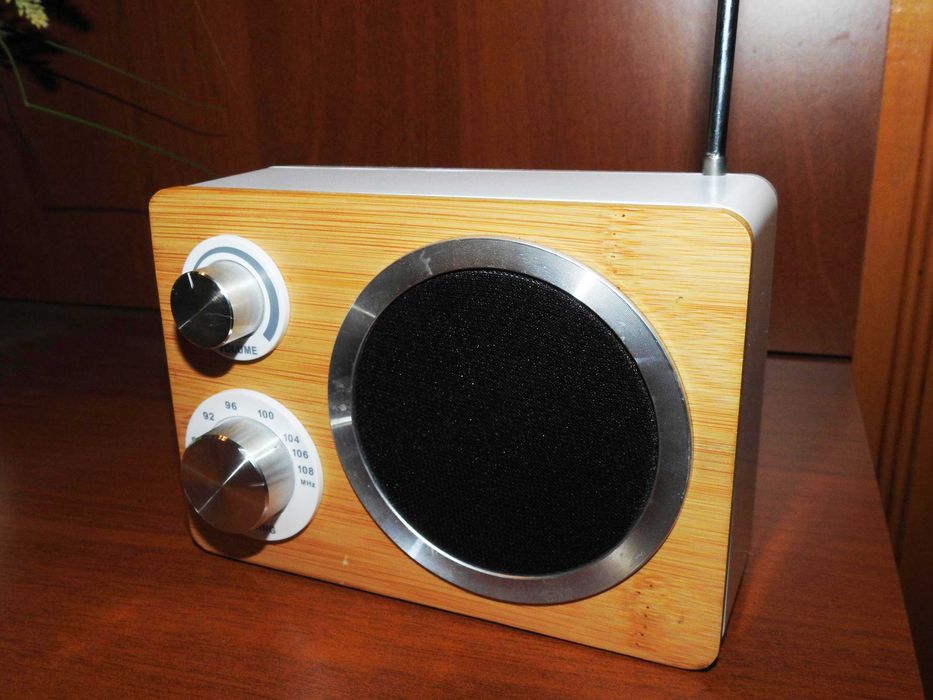 Przenośne radio TCM w stylu retro - FM + AUX