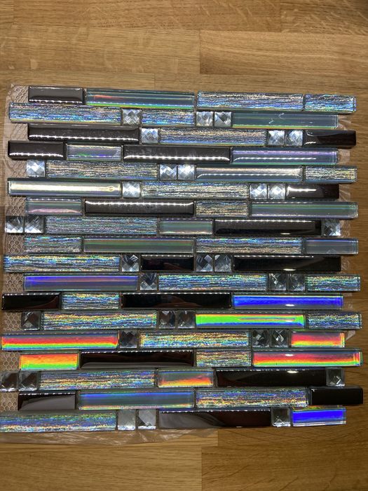 Szklana mozaika ,mieniąca sie z odbiciem