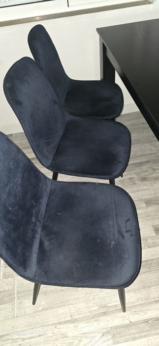 Mesa e cadeiras completamente nova