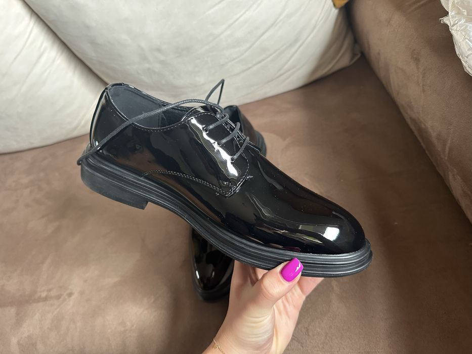 Nowe buty meskie - lakierowane - 39