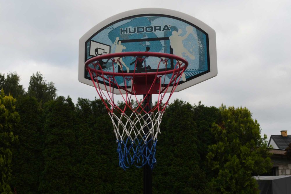 mobilny kosz do koszykówki marki Hudora, kółka