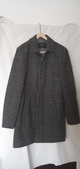 Elegancki płaszcz męski w kratę.