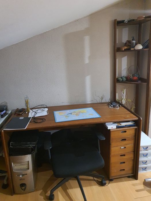 Secretaria com modulo de gavetas e 3 estantes