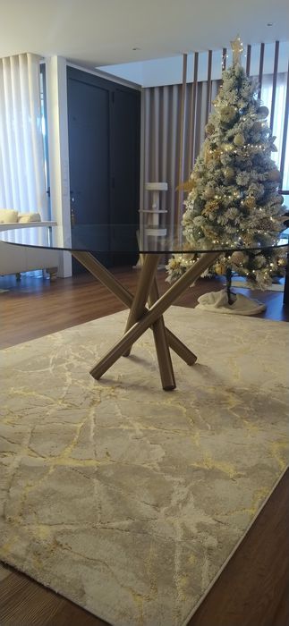 Mesa de sala de jantar com tampo em vidro