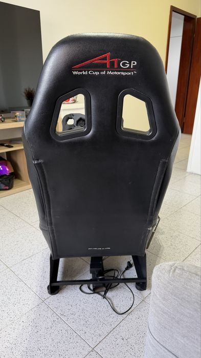 Cockpit PlaySeat + Logitech G29 com volante personalizado
