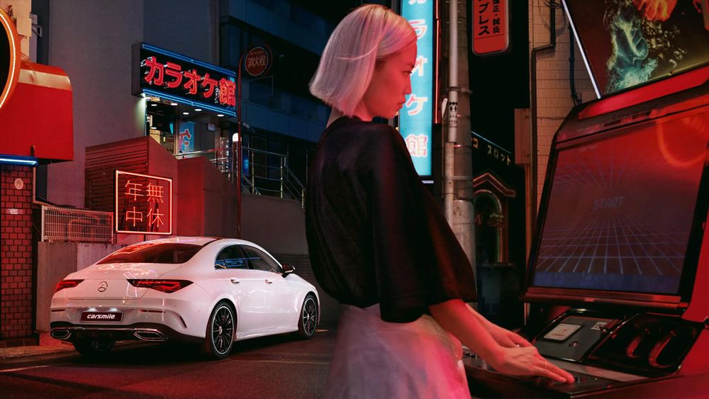 Mercedes CLA Coupe biały na tle kobiety