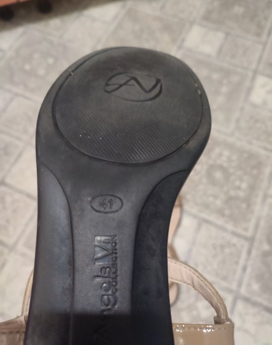 Продам кожаные босоножки