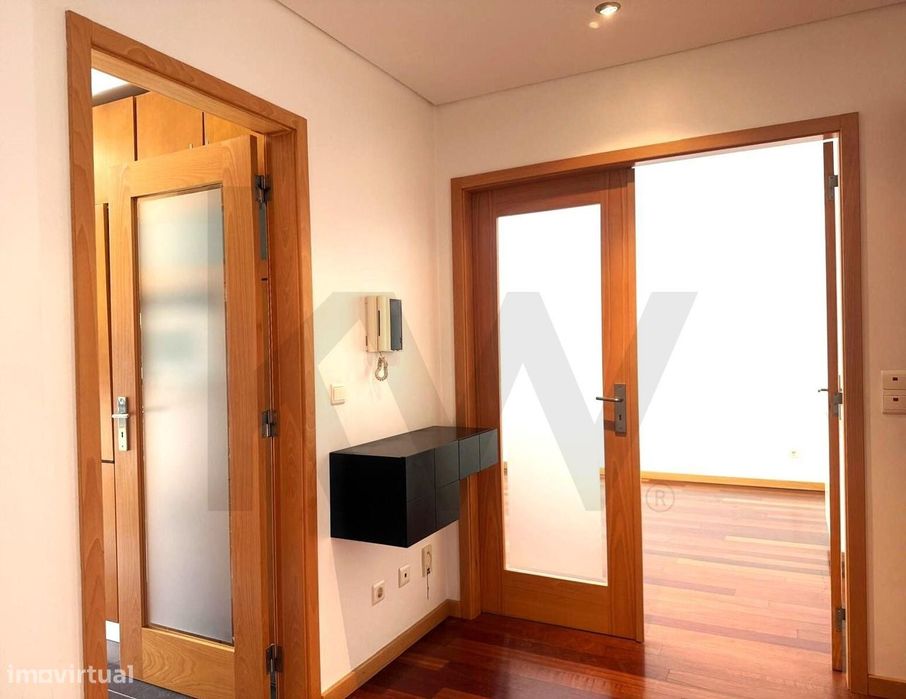 Apartamento T2 com Garagem – Vale das Flores | Excelente Exposição Sol