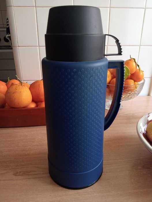 Garrafa térmica com capacidade de 1,8lt