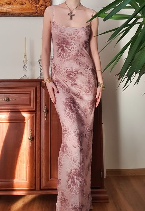 Pudrowo różowa sukienka na ramiączkach