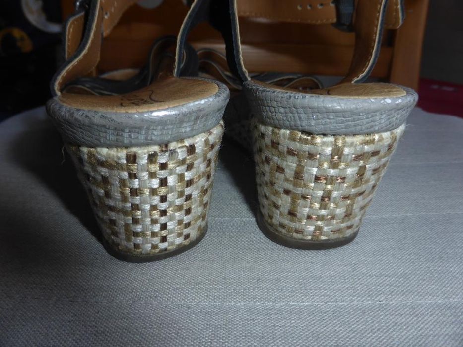 Natuflex czarne  sandały na paskach z koturną 41