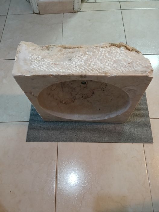 Pia em pedra maciça