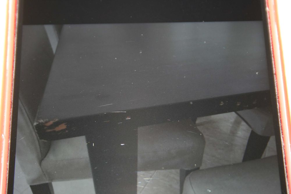 Mesa em madeira e cadeiras