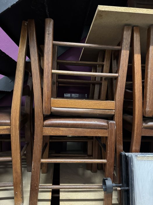 Cadeira com assento em semi pele