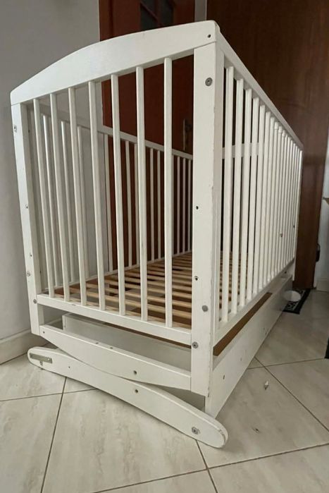 Łóżeczko dziecięce białe z funkcją kołyski KLUPŚ Henry  bez materaca