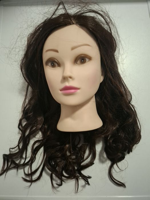 Cabeça de manequim com cabelo