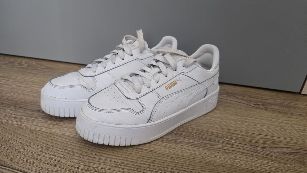 Białe buty PUMA.