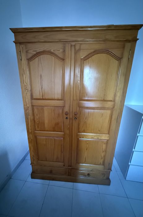 Cama 140x 190, mesa de cabeceira, camiseiro e comoda com espelho