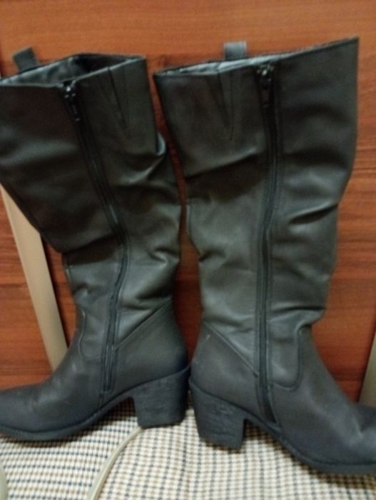 Piękne buty szare zasuwane na zamek z boku.