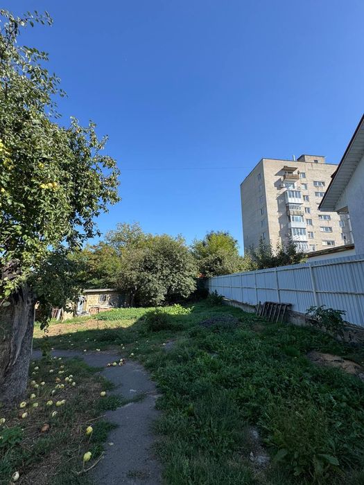 Будинок  в центрі міста, є підвал