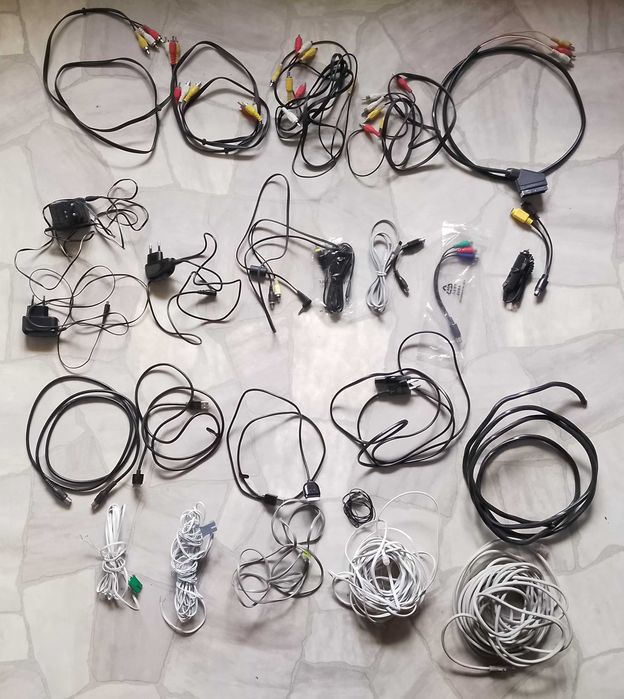 Кабелі, адаптери для телефонів, шнури USB і інше.