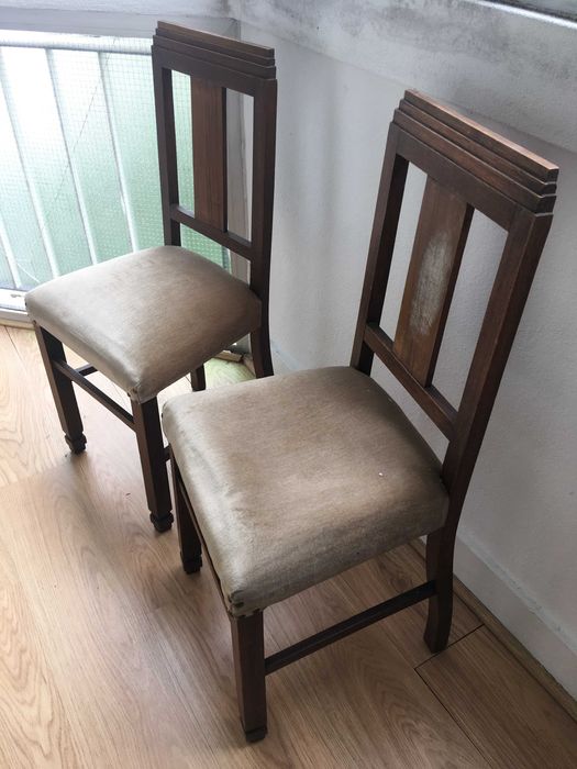 Duas cadeiras em madeira e veludo