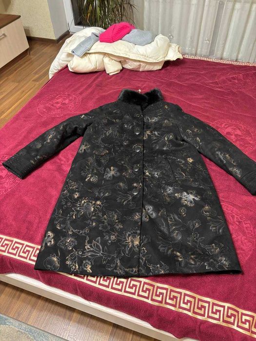 Пальто зимове жіноче чорне з візерунком