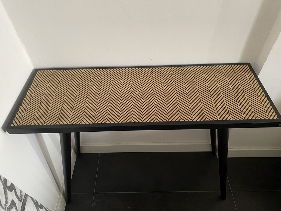 Mesa consola preta com espinhas