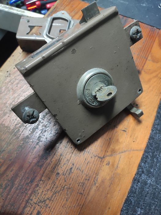 Fechadura com ligação a trancas