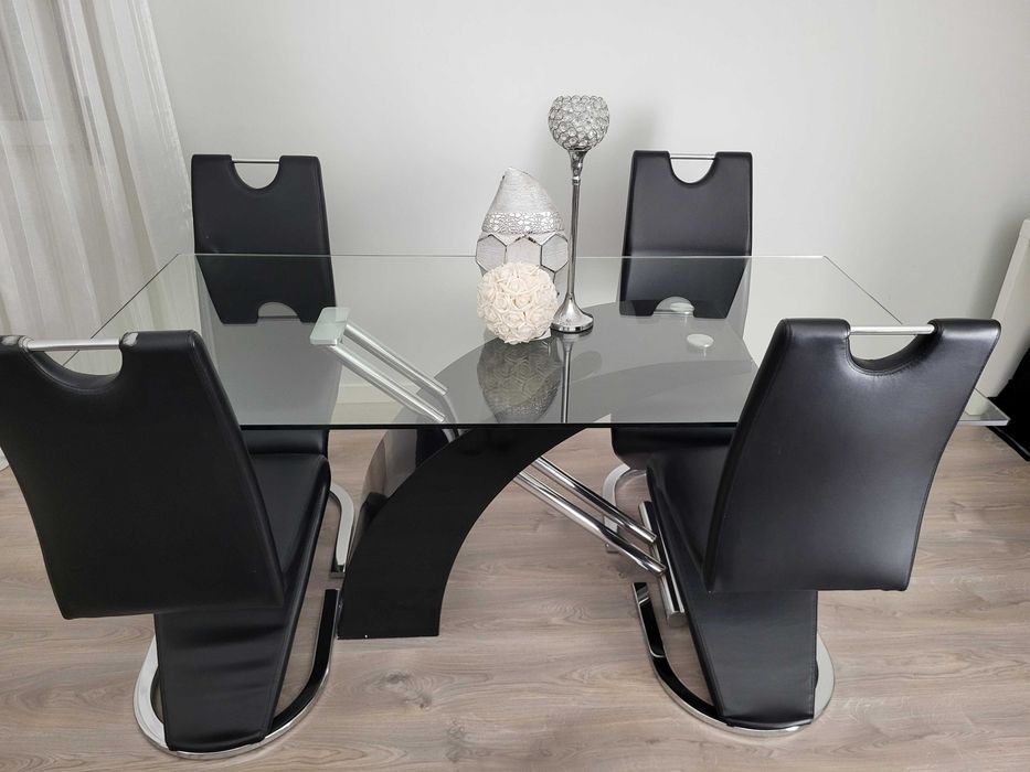 Mesa de sala com cadeiras