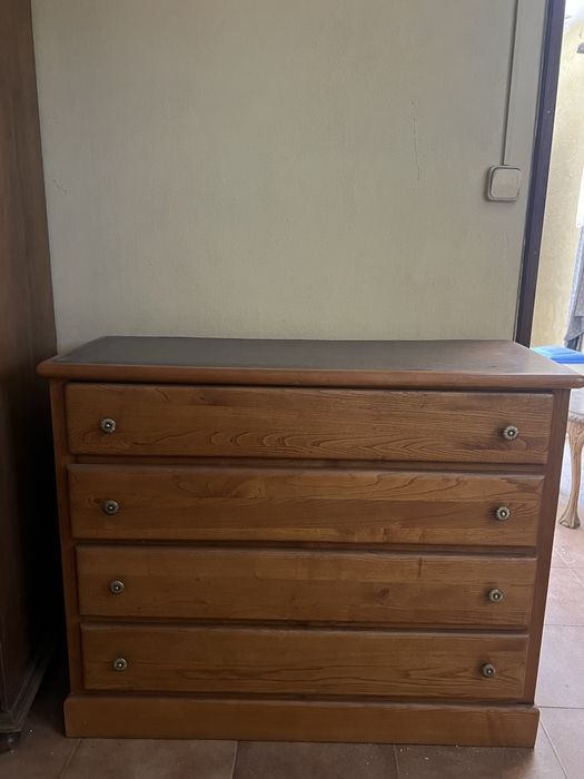 Quarto completo- cama, comoda e armario