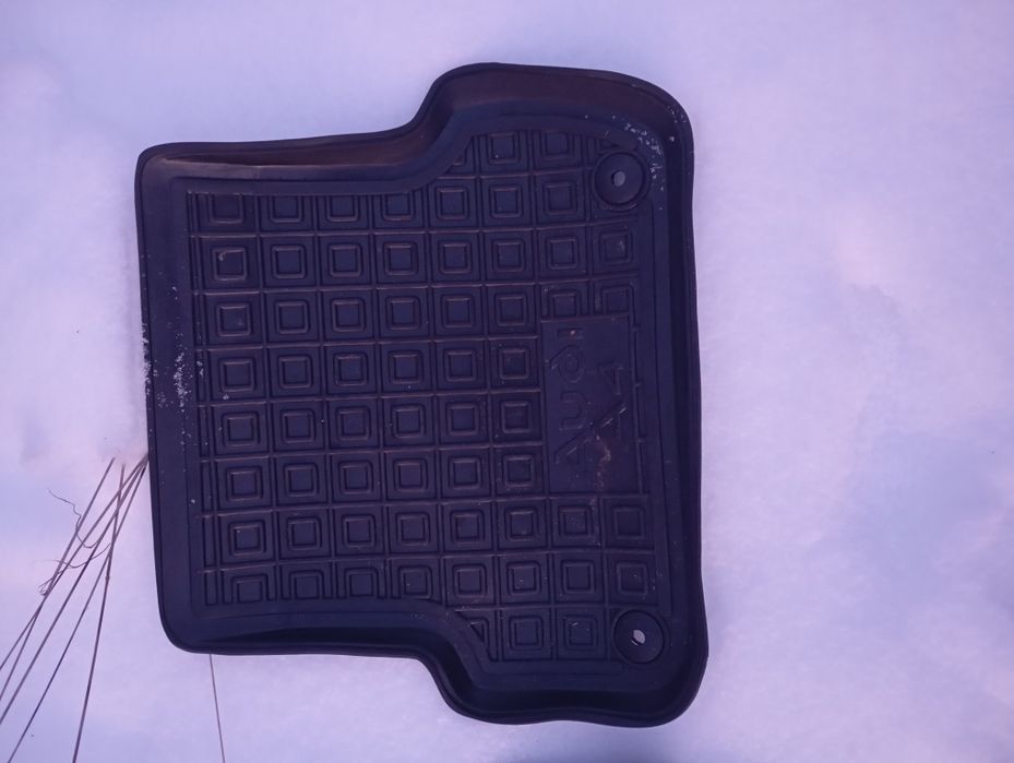 Продам коврики на Ауди А4 б6 в хорошому состоянии