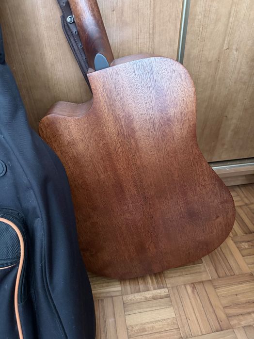 Vendo duas guitarras com os sacos e as correias