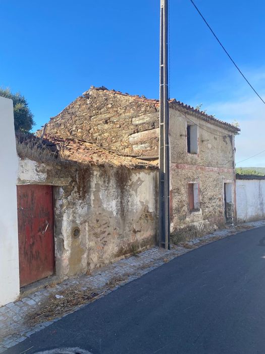 Casa em ruina com 2 pisos