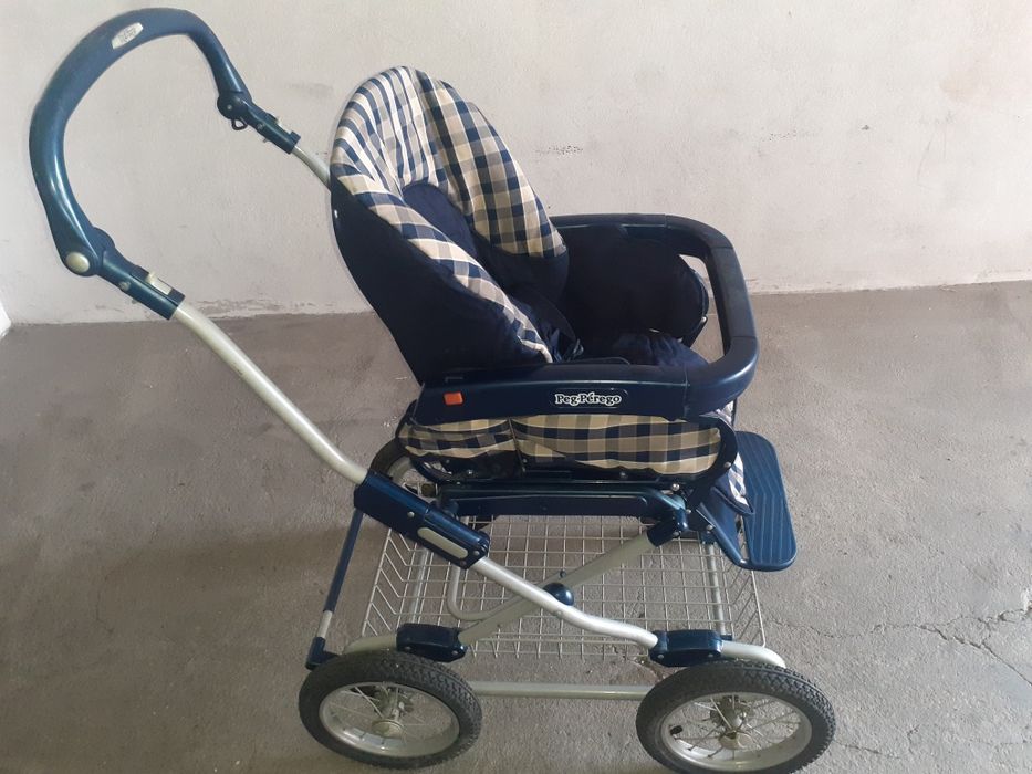 Carrinho de bebé clássico