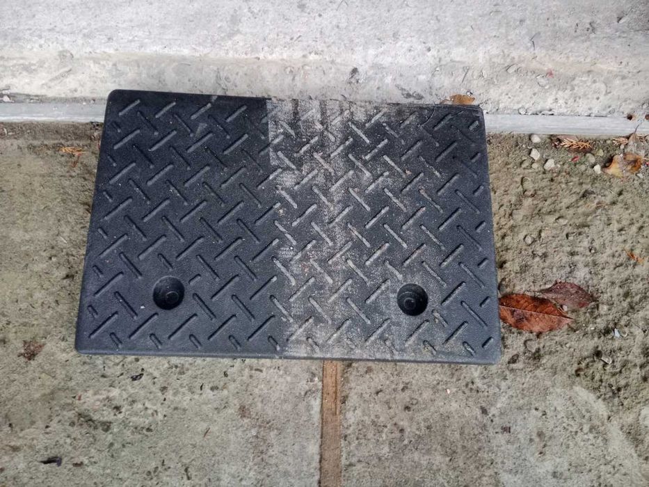 2 gumowe rampy podjazdowe pod krawężnik 8 cm czarne