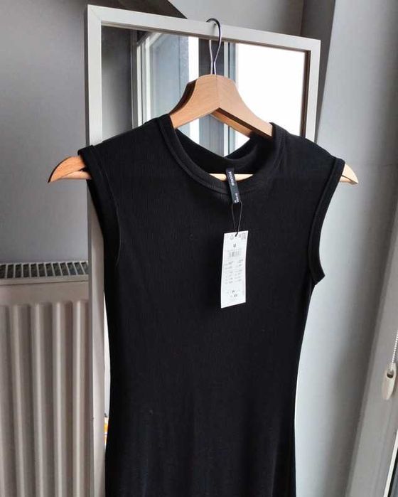 Sukienka w prążki czarna prążkowana bez rękawów długa maxi dopasowana