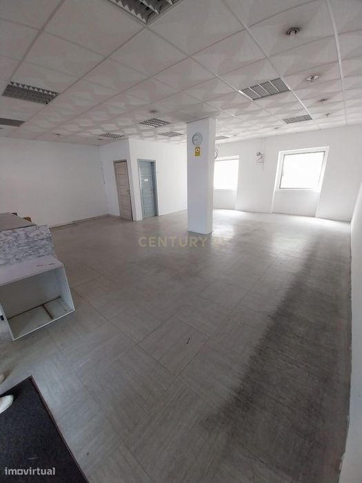 Espaço Comercial na Cova da Piedade / Almada