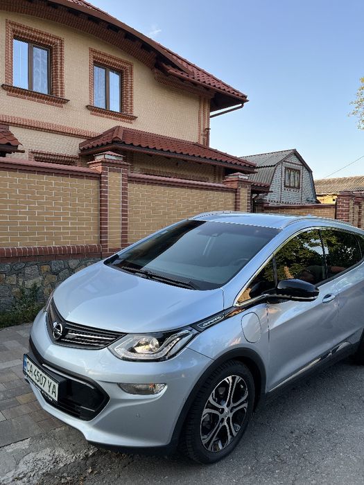У продажу 2 авто Opel AMPERA-E