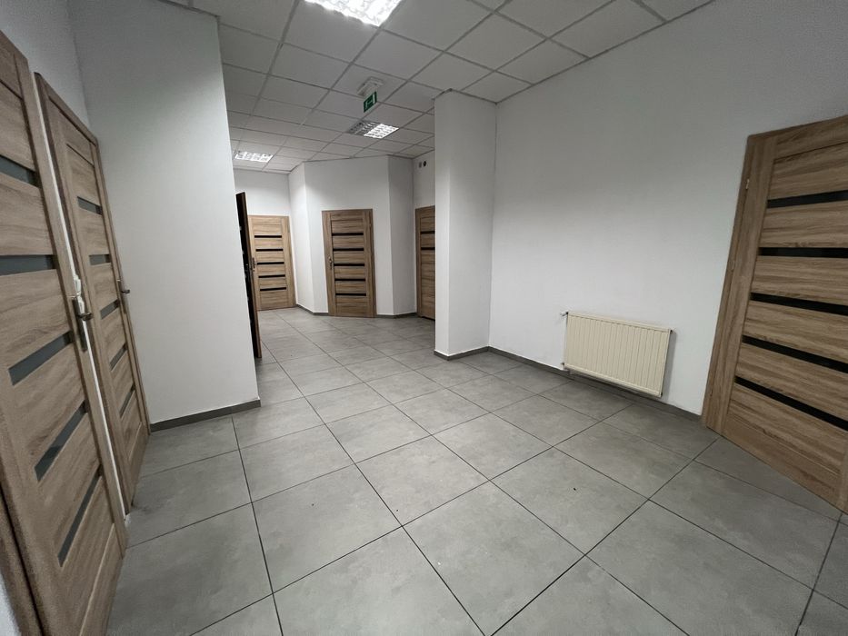 Parter budynku osobne wejscie 5 pokoi wolne