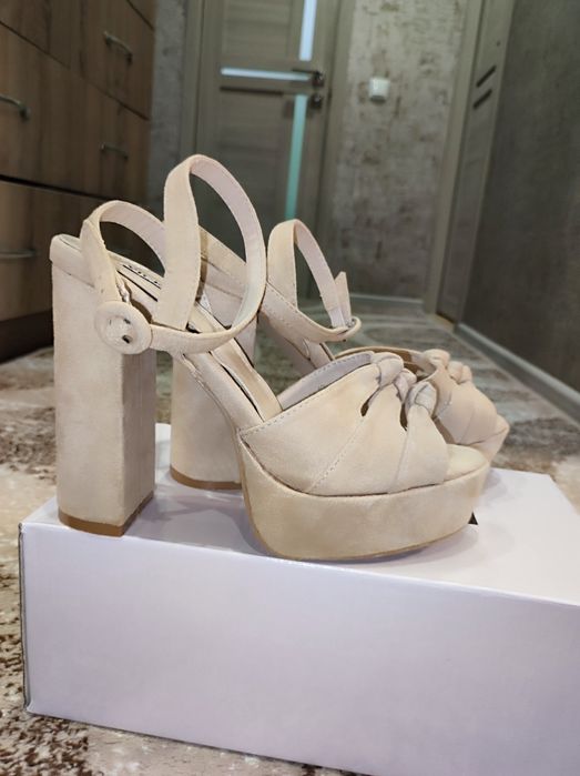 Женские босоножки