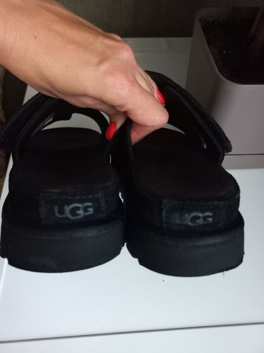 Шлепанци     UGG