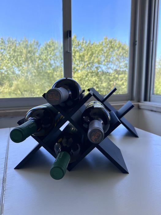 Mini Adega 3D para 4 Garrafas – Resistente e Moderna